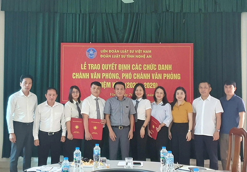  Luật sư Hồ Xuân Hợp, Chủ nhiệm Đoàn Luật sư tỉnh Nghệ An (giữa) trao quyết định cho các nhân sự